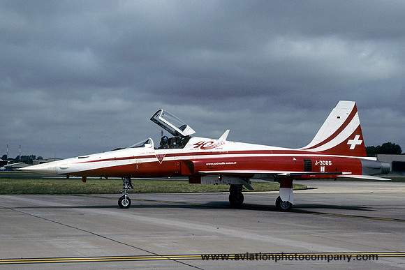 Swiss Air Force Patriuille Suisse Northrop F-5E Tiger J-3086 at RIAT Fairford (2004)
