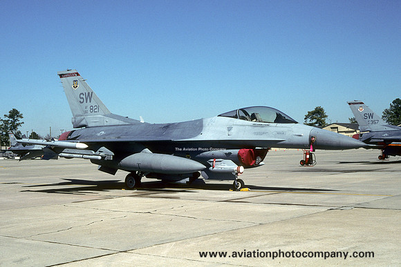 USAF 20 FW 77 FS General Dynamics F-16C Fighting Falcon 90-0821/SW (2002)