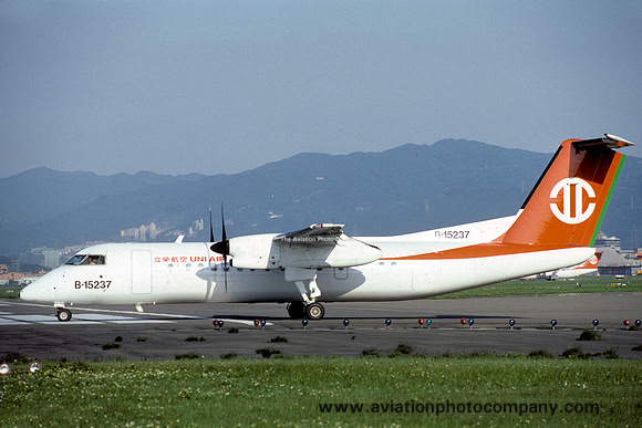 Uni Air DHC-8-300 B-15237 (1999)