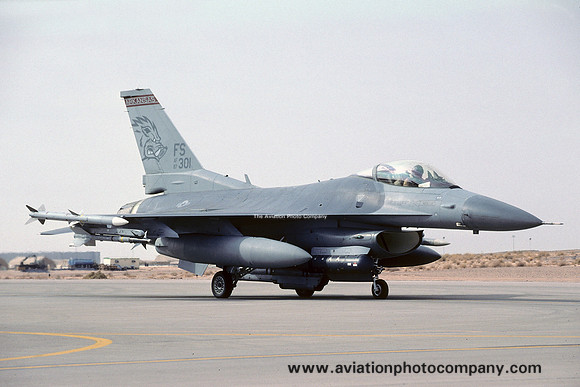 USAF Arkansas ANG 184 FS GD F-16C Fighting Falcon 87-0301/FS at Prince Sultan AB (2002)