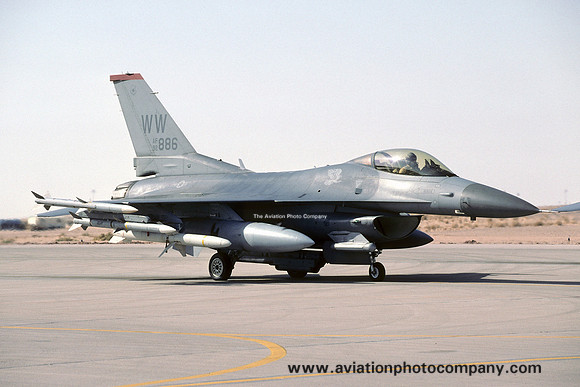 USAF 35 FW 13 FS GD F-16C Fighting Falcon 92-0886/WW at Prince Sultan AB (2002)