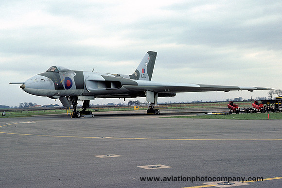 RAF 44 Squadron Avro Vulcan B.2 XJ982 (1976)