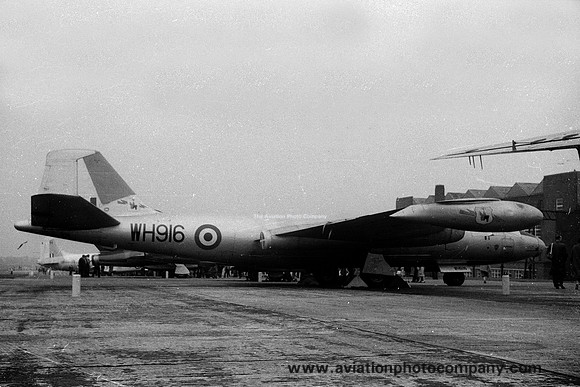 RAF 35 Squadron English Electric Canberra B.6 WH916 (1960)