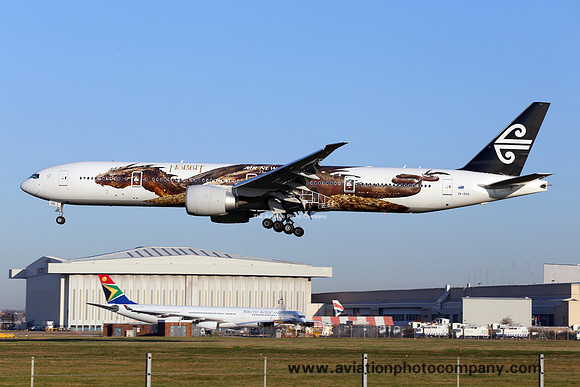 Air New Zealand Boeing 777-300ER ZK-OKO at London Heathrow (2015)