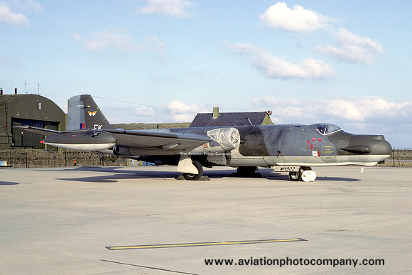 RAF 360 Squadron English Electric Canberra T.17 WH902/EK at RAF Lossiemouth (1985)