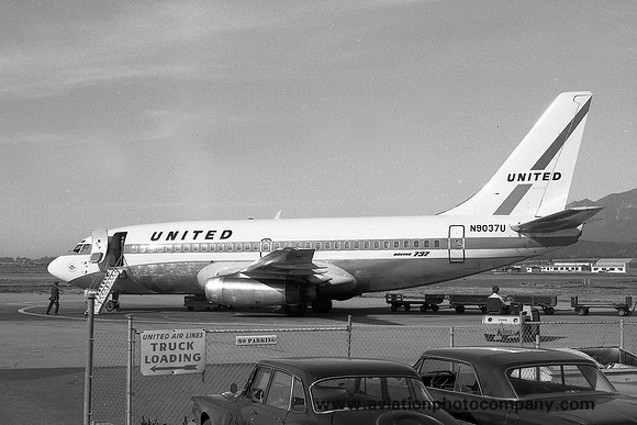 United Airlines Boeing 737-200 N9037U