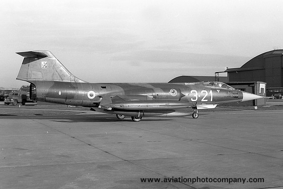 Italian Air Force 3 AB Lockheed/FIAT RF-104G Starfighter MM6637/3-21 (1975)