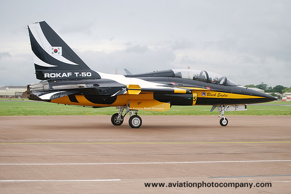 RoKAF Black Eagles KAI T-50B 10-0054/5 at RIAT Fairford (2012)