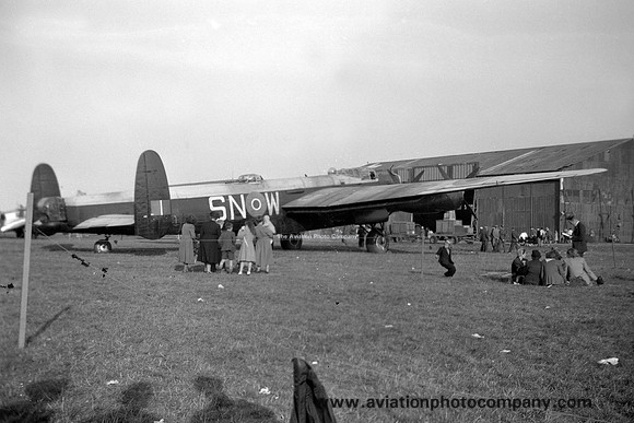 RAF 230 OCU Avro Lincoln B.2 RF464/SN-W (1949)