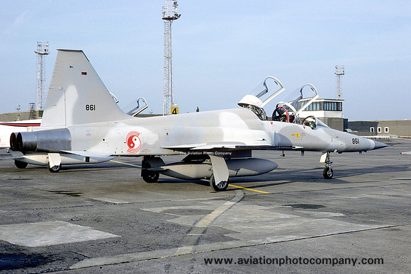 Singapore Air Force Northrop F-5F 861 at Prestwick (1987)