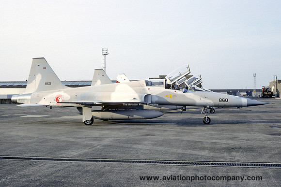 Singapore Air Force Northrop F-5F 860 at Prestwick (1987)