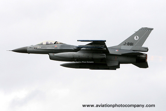 Dutch Air Force 322 Squadron GD F-16BM Fighting Falcon J-881 at RIAT Fairford (2009)