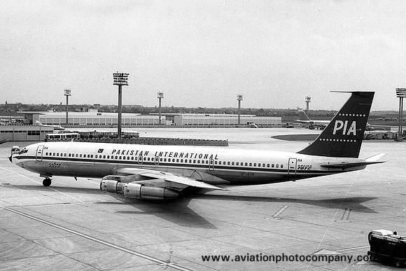 PIA Pakistan International Airlines Boeing 707-340C AP-AUN at Orly (1969)