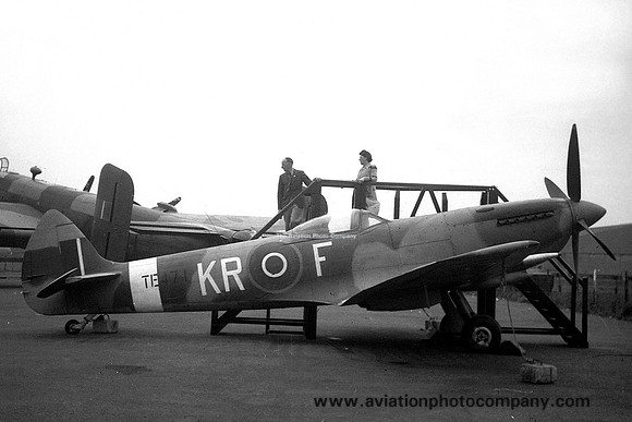 RAF 226 OCU Supermarine Spitfire L.XVI TE471