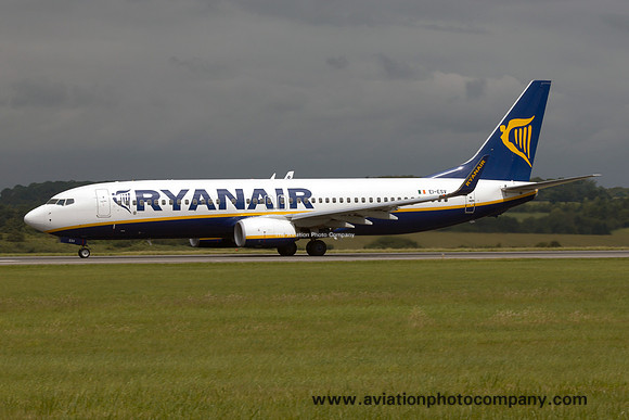 Ryanair Boeing 737-800 EI-ESV at Luton (2012)