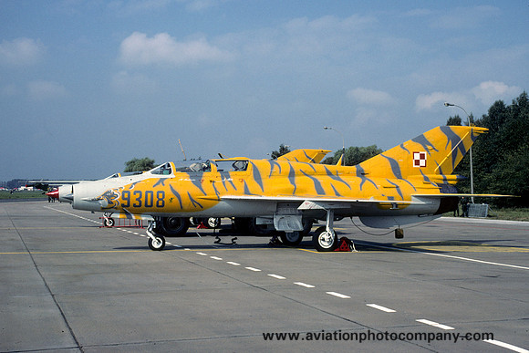 Polish Air Force 3 ELT Mikoyan MiG-21UM 9308 Tiger Scheme (2002)