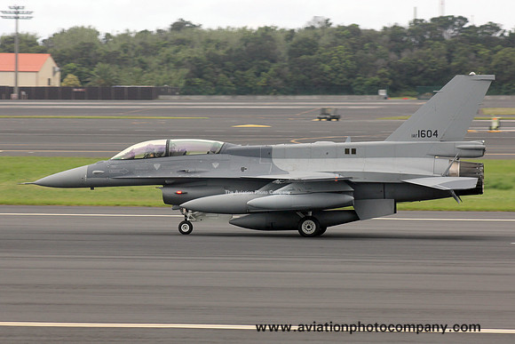 Iraqi Air Force Lockheed F-16D IAF1604 on delivery through Lajes (2015)
