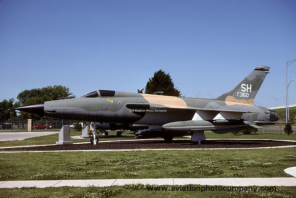 USAF Republic F-105D Thunderchief 62-4360/SH displayed at Tinker AFB (2001)