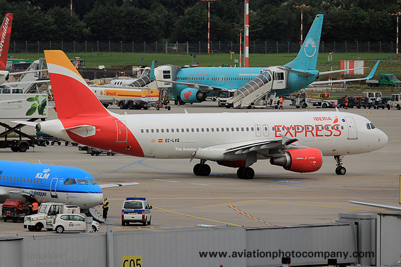 Iberia Express Airbus A320-200 EC_LVQ at Dusseldorf (2015)