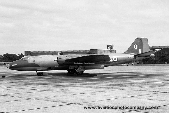 RAF 17 Squadron English Electric Canberra PR.7 WT523 (1968)