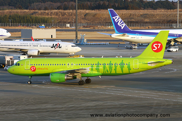 S7 Siberia Airlines Airbus A320-200 VQ-BOA at Tokyo Narita (2012)