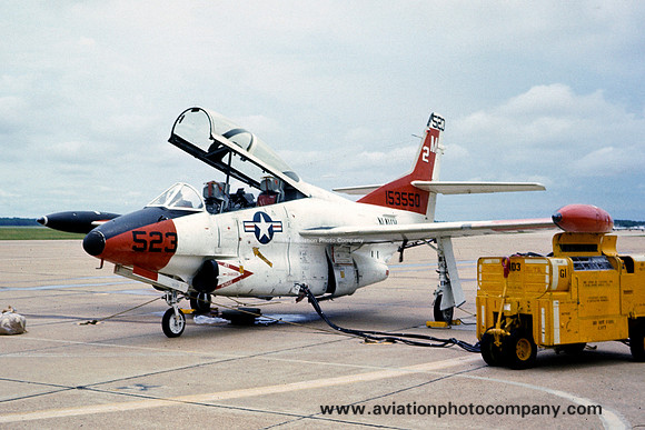 US NAvy VT-19 North American T-2B 153550/2M-523 (1973)