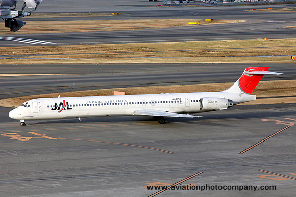 JAL McDonnell Douglas MD-90 JA8065 at Tokyo Haneda (2012)