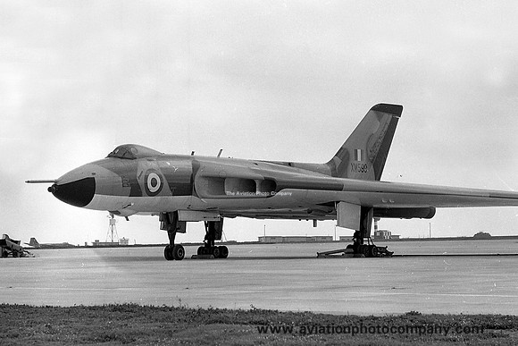 RAF 9/35 Squadron Avro Vulcan B.2 XM599 (1969)