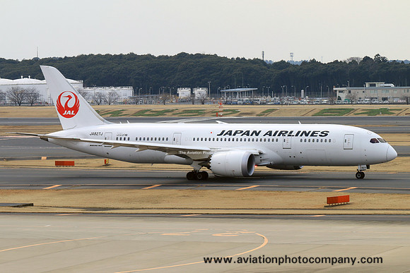 Japan Airlines Boeing 787-8 JA827J at Tokyo Narita (2015)