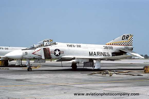 USMC VMFA-312 McDonnell F-4J Phantom 153898/DR-9 (1975)