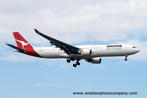 Qantas Airbus A330-300 VH-QPG (2013)