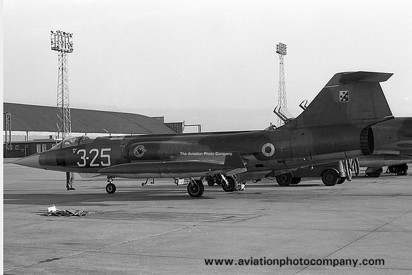 Italian Air Force 3 AB Lockheed/FIAT RF-104G Starfighter MM6647/3-25 (1975)