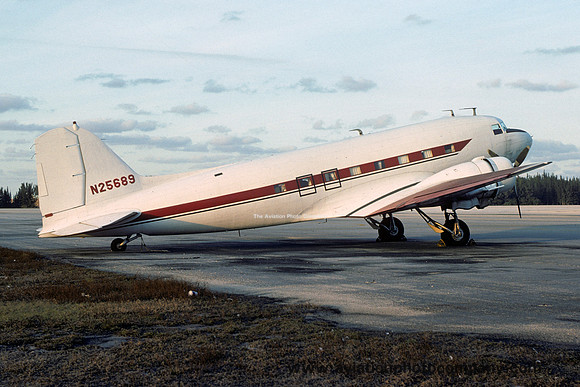 Douglas C-47 Dakota N25689 (1977)