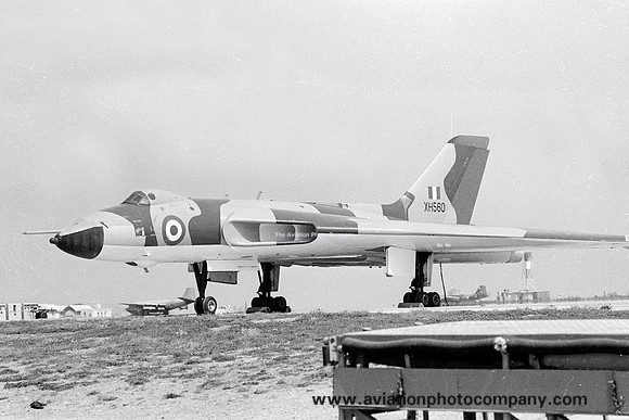 RAF 9/35 Squadron Avro Vulcan B.2 XH560 (1970)