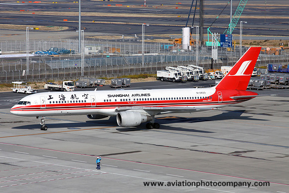 Shanghai Airlines Boeing 757-200 B-2833 at Tokyo Haneda (2012)