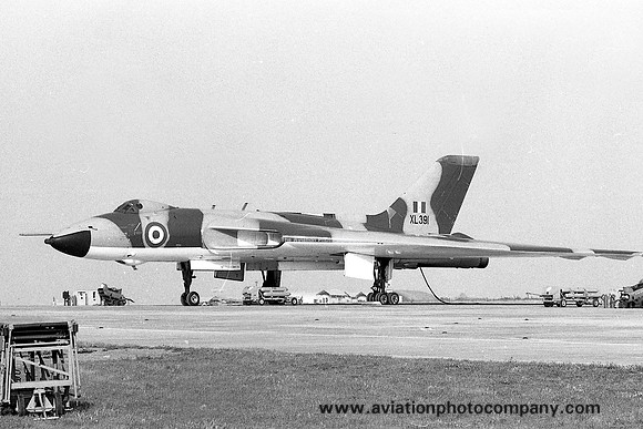 RAF 9/35 Squadron Avro Vulcan B.2 XL391 (1969)