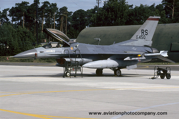 USAF 86 WG 526 FS General Dynamics F-16C Fighting Falcon 85-1450/RS (1992)