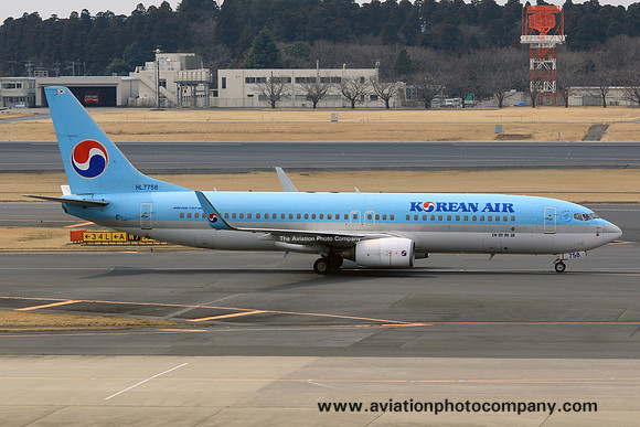 Korean Air Boeing 737-800 JA7758 at Tokyo Narita (2015)