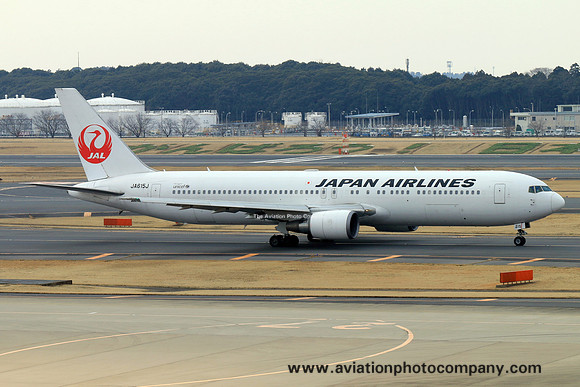 Japan Airlines Boeing 7670399ER JA615J at Tokyo Narita (2015)