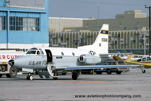 USAF North American T-39A Sabreliner 61-0681 (1975)