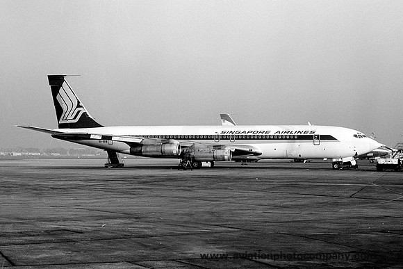 Singapore Airlines Boeing 707-312B 9V-BFB (1975)