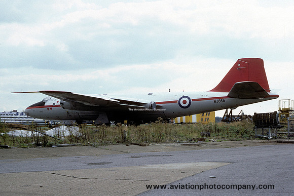 ETPS English Electric Canberra T.4 WJ865 stored at Farnborough (1982)