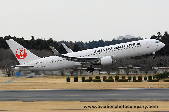 Japan Airlines Boeing 767-300 JA620J at Tokyo Narita (2015)