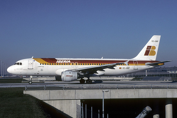 Iberia Airbus A320-200 EC-GRF at Munich (2000)