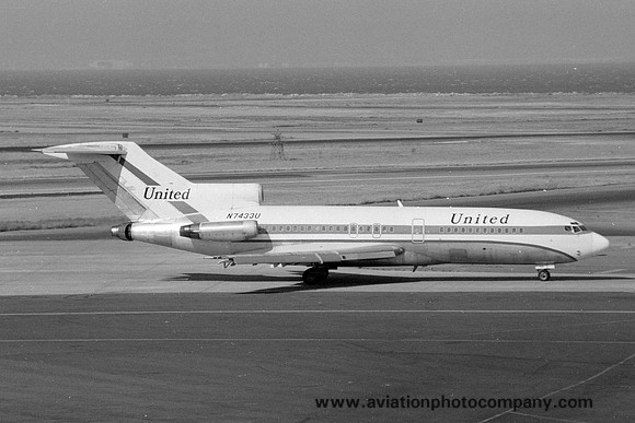 United Airlines Boeing 727-22 N7433U (1976)