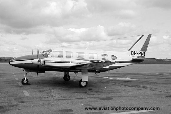 Piper PA-31 Navajo Chieftain OH-LNI (1974)