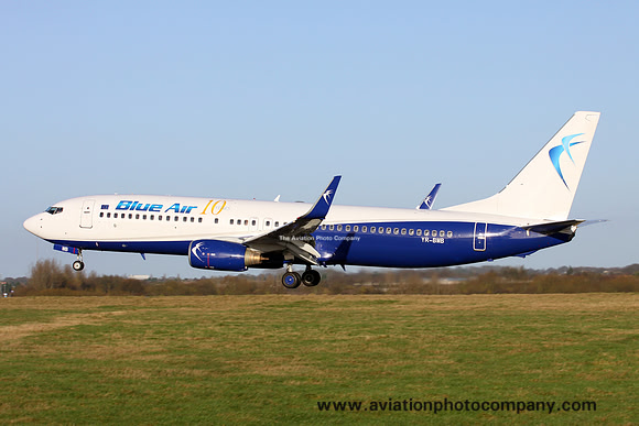 Blue Air Boeing 737-800 YR-BMB at Luton (2015)