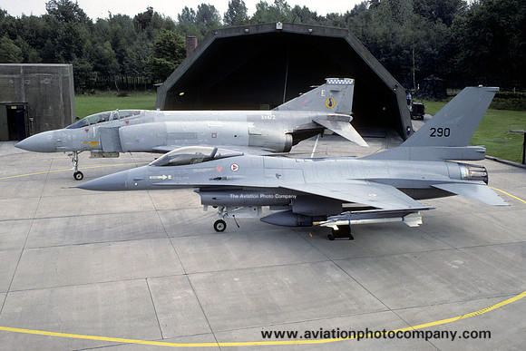 RAF 19 Squadron McDonnell F-4M Phantom FGR.2 XV472 and Norwegian AF F-16A 290 (1982)