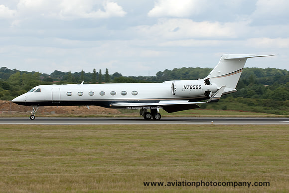 Gulfstream 550 N785QS at Luton (2015)