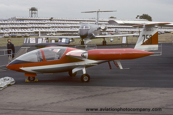 Caproni-Vizzola C-22J I-GIAC at the Farnborough Air Show (1984)